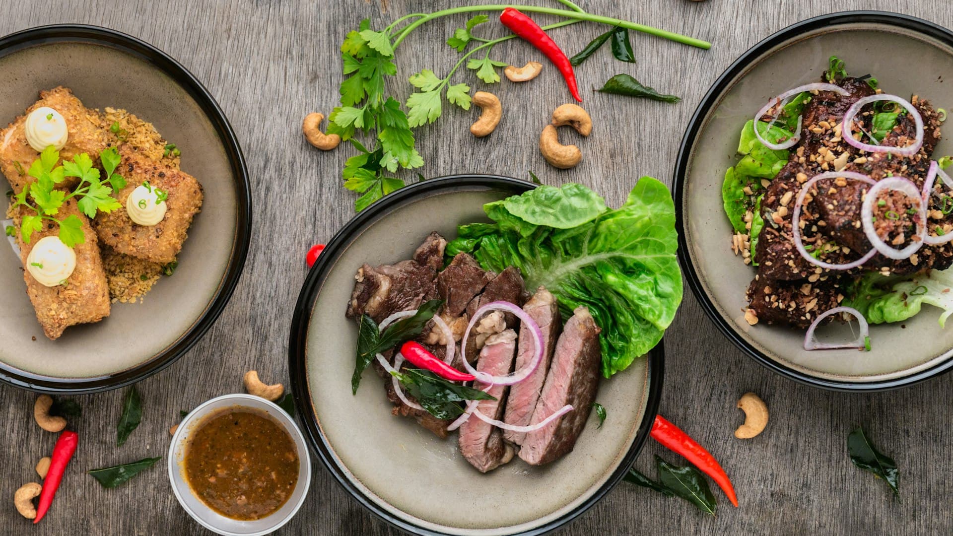 Plateau gastronomique avec sushi, vin et légumes frais